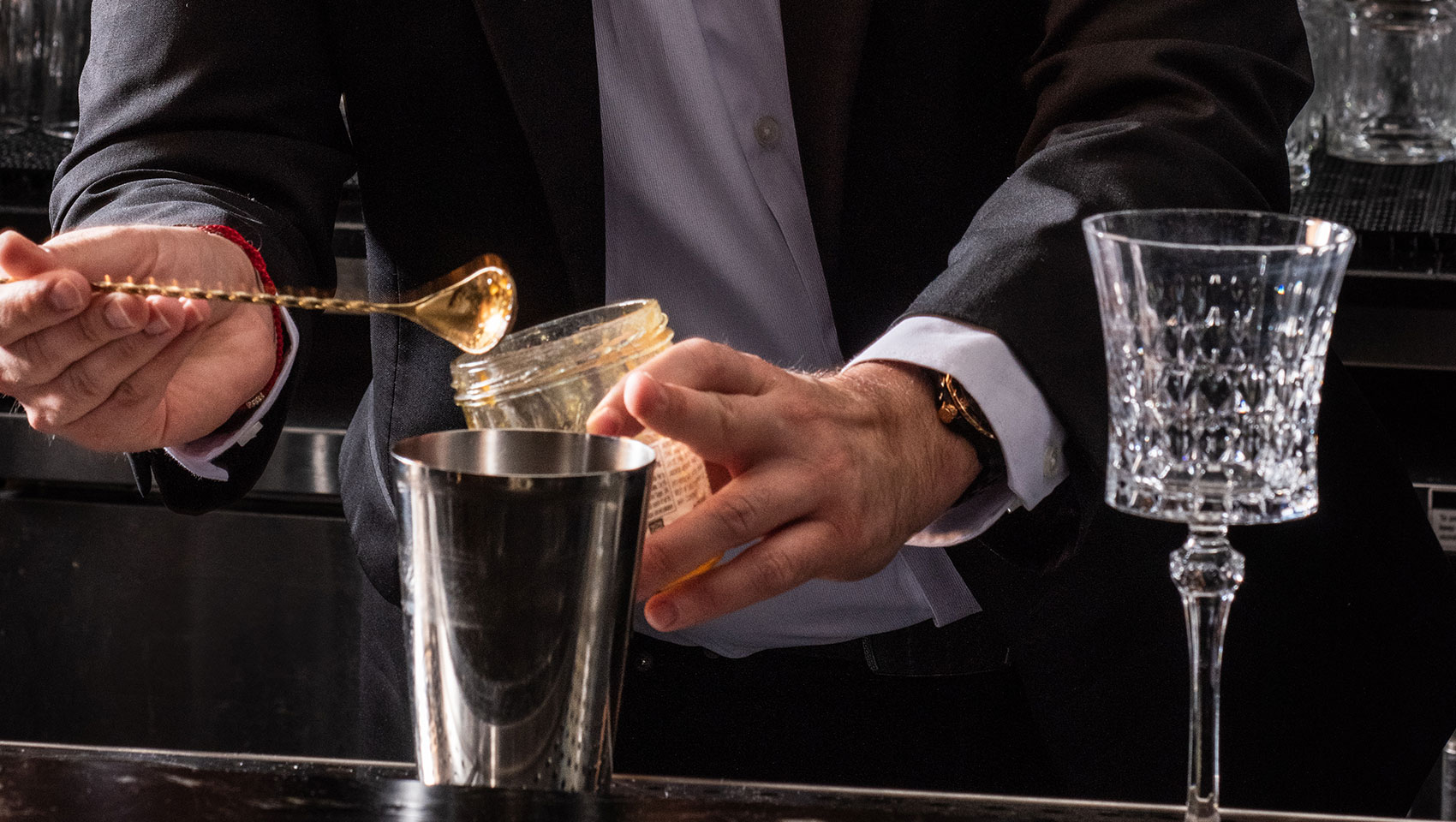 Vol 39 bartend pour cocktail