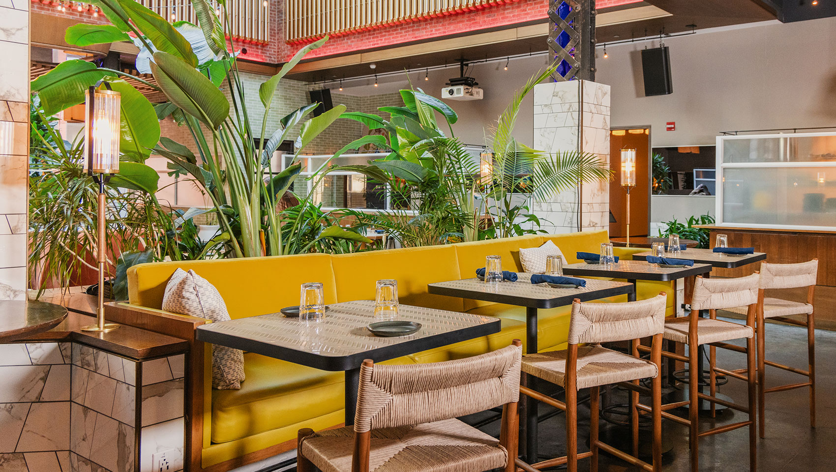 Boleo sunroom with natural light and plants